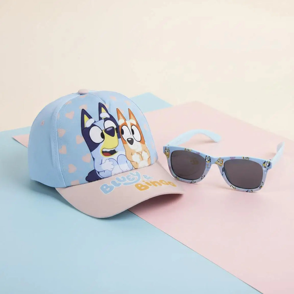 Bluey Cap und Sonnenbrille