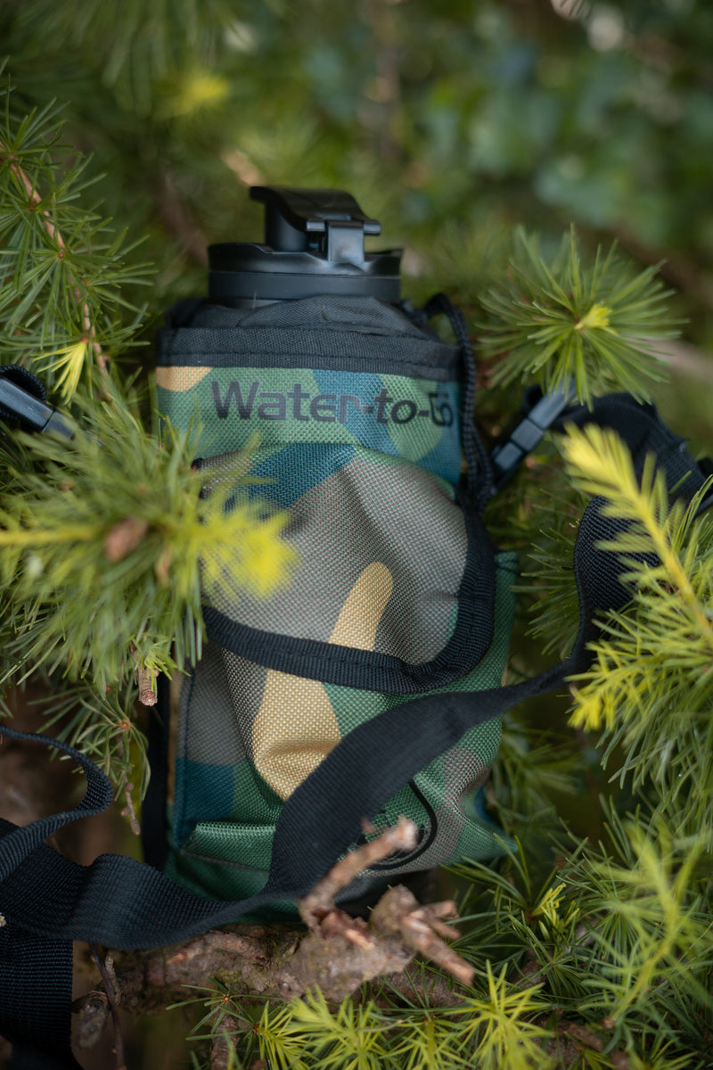 Water-to-Go Flessentasje Camo - Camouflage Flessenhouder met Schouderband