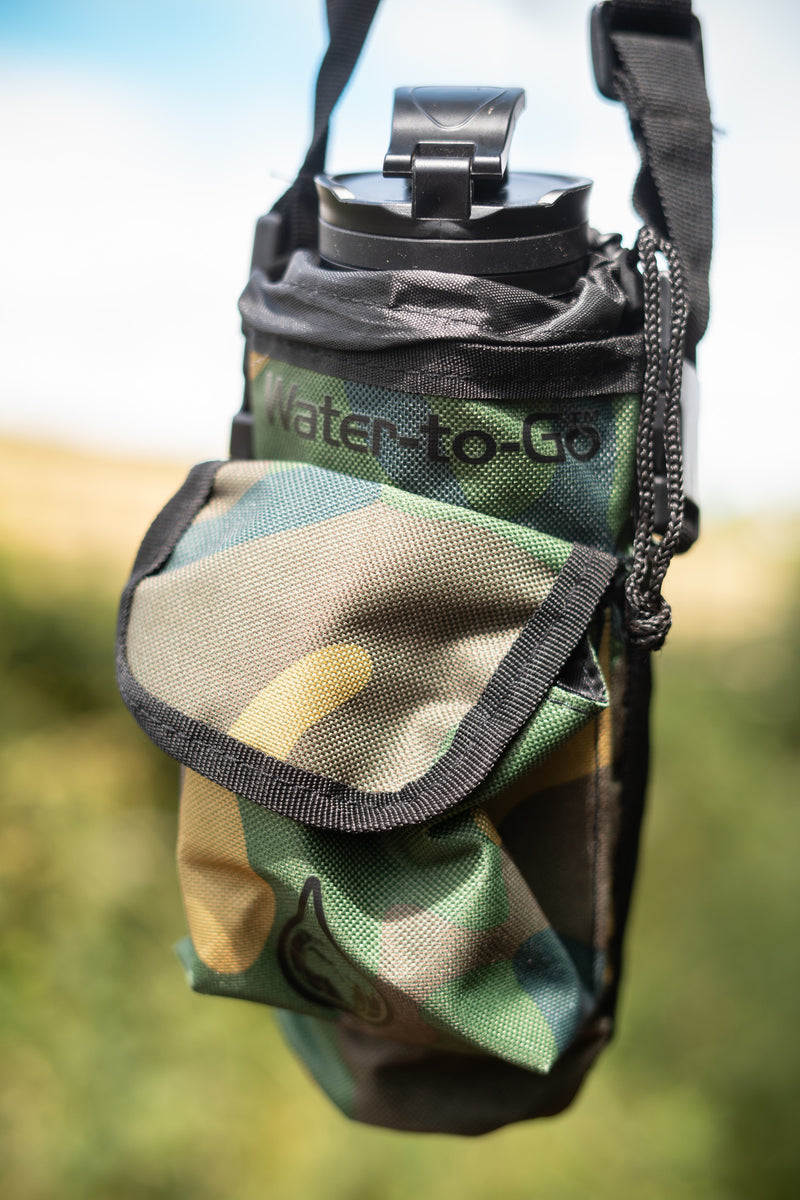 Water-to-Go Flessentasje Camo - Camouflage Flessenhouder met Schouderband