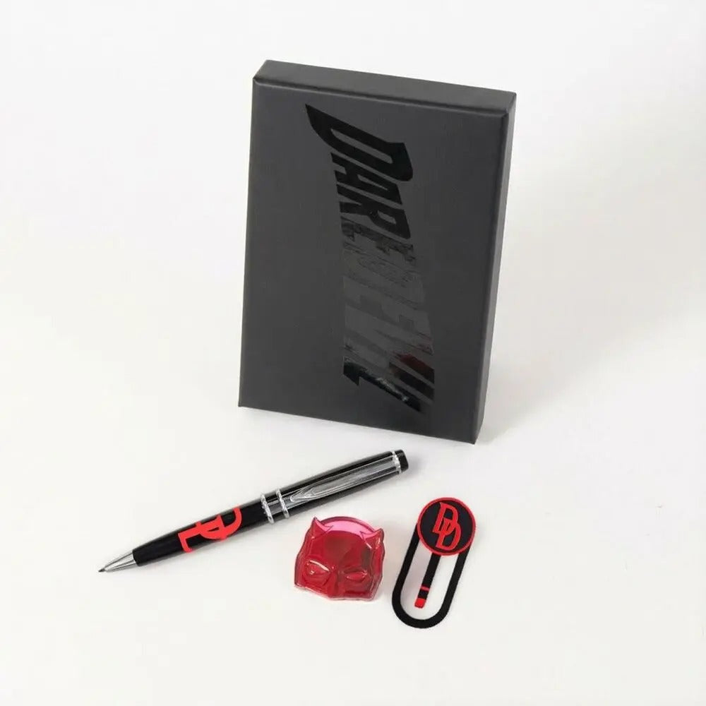 Zwarte Daredevil cadeaudoos met pen, pin en bladwijzer ervoor