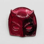 Rode metalen pin in de vorm van het Daredevil masker