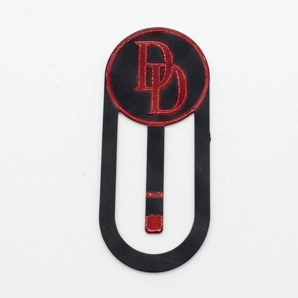 Zwarte metalen bladwijzer met rood DD-logo