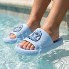 Disney Stitch badslippers tijdens gebruik bij het zwembad.