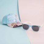 Disney Frozen Elsa en Anna Pet en Zonnebril Set – Blauw/Roze – UV400 Bescherming – Verstelbare Zomer Pet voor Meisjes