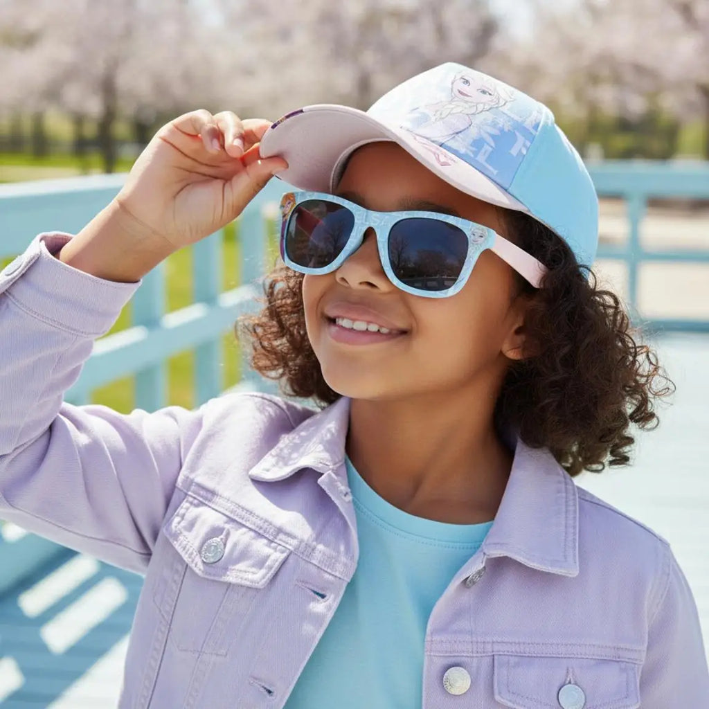 Disney Frozen Elsa en Anna Pet en Zonnebril Set – Blauw/Roze – UV400 Bescherming – Verstelbare Zomer Pet voor Meisjes