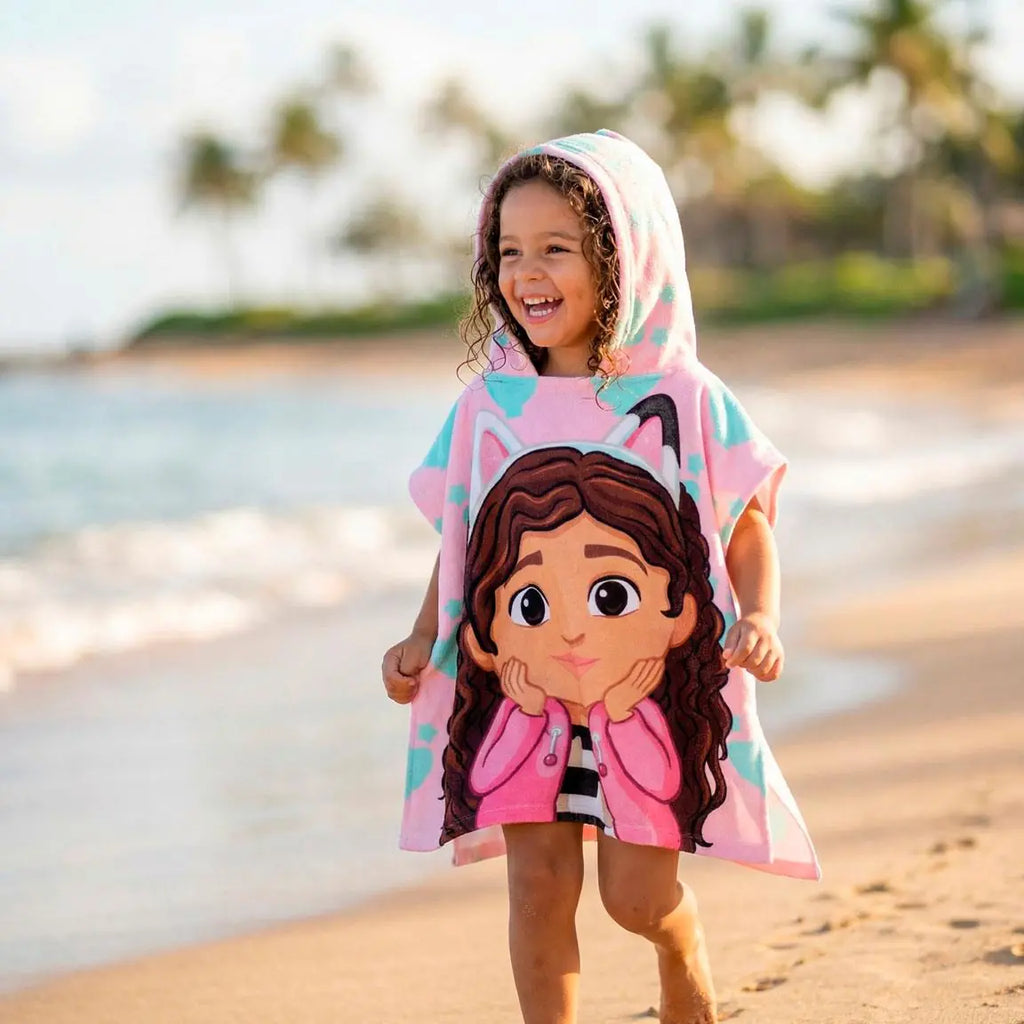 Gabby's Dollhouse Pet, Strandlaken, Kledingset en Poncho Set – Meisjes Zomer Bundle – Roze Wit – Officieel Gelicenseerd