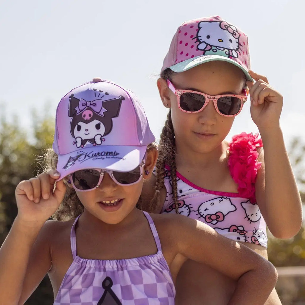 Hello Kitty Kuromi Pet en Zonnebril Set – Paars Roze – UV400 Bescherming – Verstelbare Zomer Pet voor Meisjes