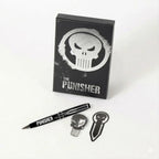 Zwarte Punisher cadeaudoos met pen, pin en bladwijzer ervoor