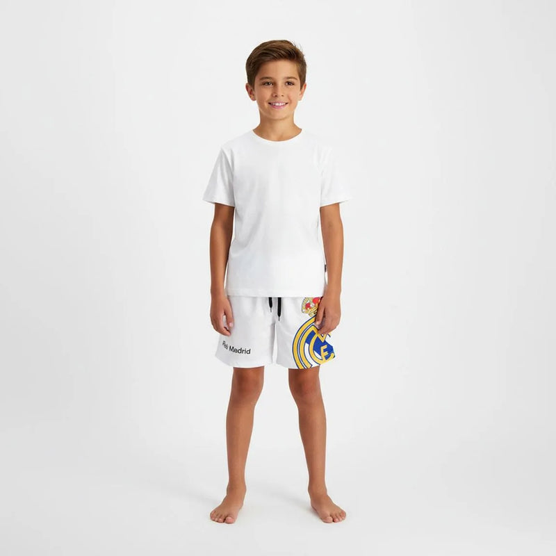 Jongen draagt de witte Real Madrid kinder zwembroek