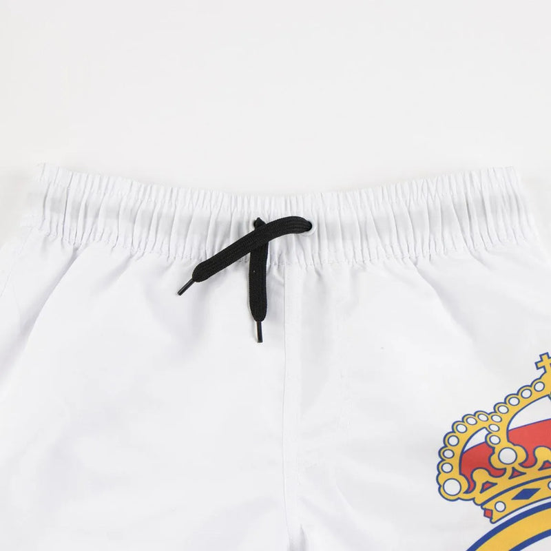 Detail van het Real Madrid logo op de witte kinder zwembroek
