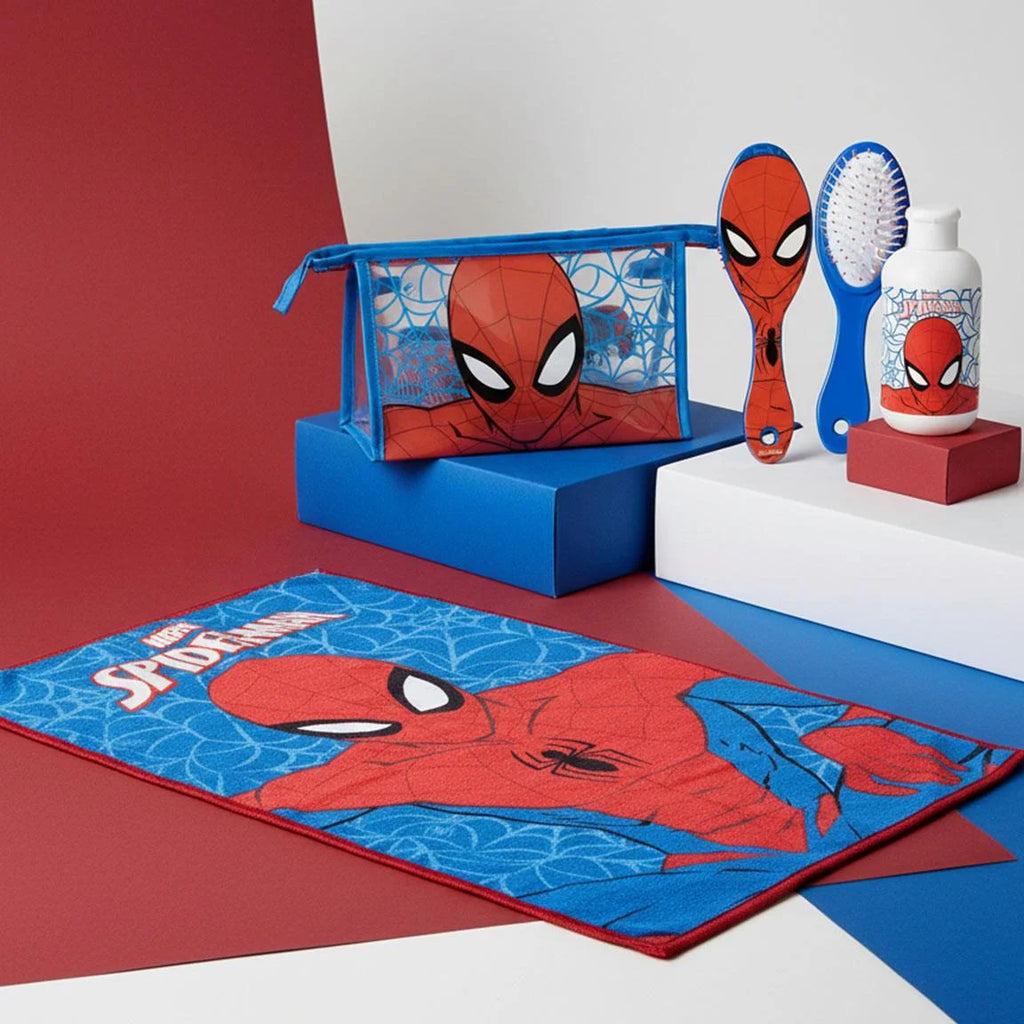 Spiderman Verzorgingsset Jongens met Transparante Toilettas Handdoek Haarborstel en Hervulbaar Flesje Officieel Gelicenseerd