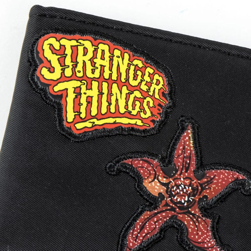 Stranger Things Portemonnee – Zwarte Fan Portemonnee met Demogorgon Patch & Rood Elastiek