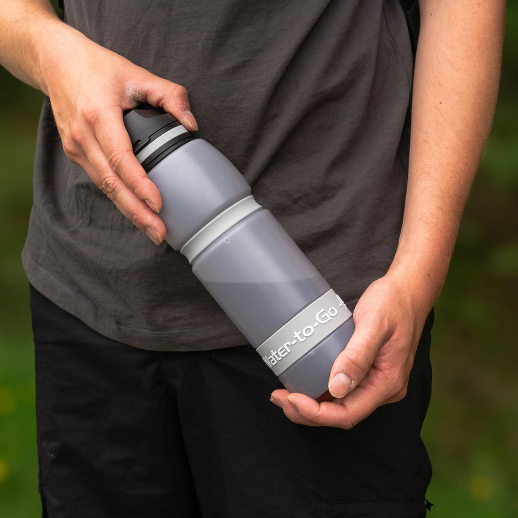 Water-to-Go Active Waterfles 1L Grijs – Met Filter – Verwijdert 99,9999% Bacteriën & Virussen – Duurzame Outdoor Fles